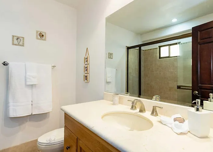 Сasa de vacaciones Newly Remodeled Unit In Flamingo With Sweeping Ocean Views From Big Terrace *