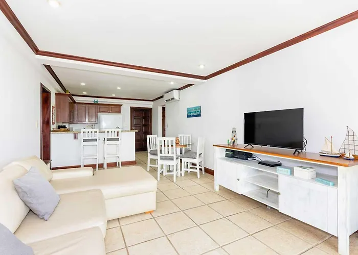 Сasa de vacaciones Newly Remodeled Unit In Flamingo With Sweeping Ocean Views From Big Terrace *