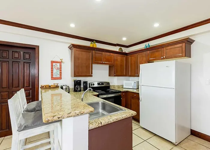 Сasa de vacaciones Newly Remodeled Unit In Flamingo With Sweeping Ocean Views From Big Terrace