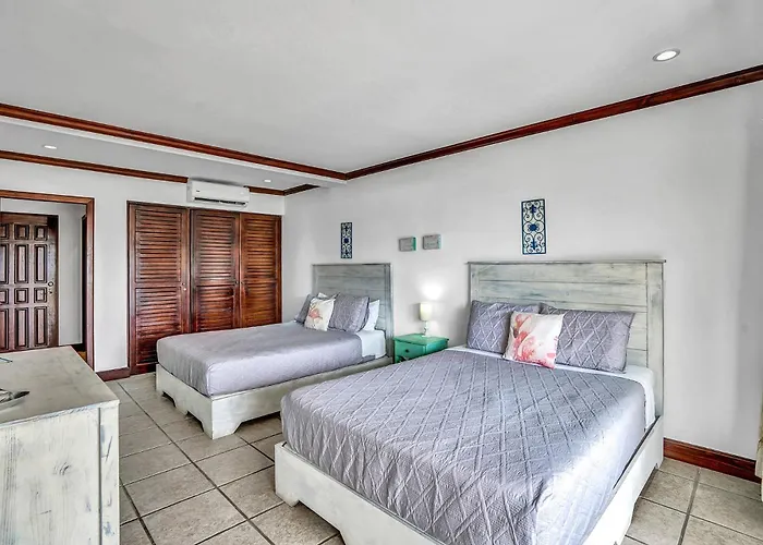 Сasa de vacaciones Newly Remodeled Unit In Flamingo With Sweeping Ocean Views From Big Terrace *